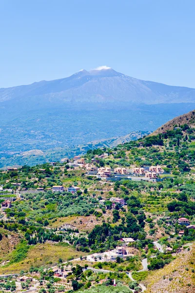 Vue sur l'Etna et les jardins agricoles sur le flanc des collines en Sicile — Photo