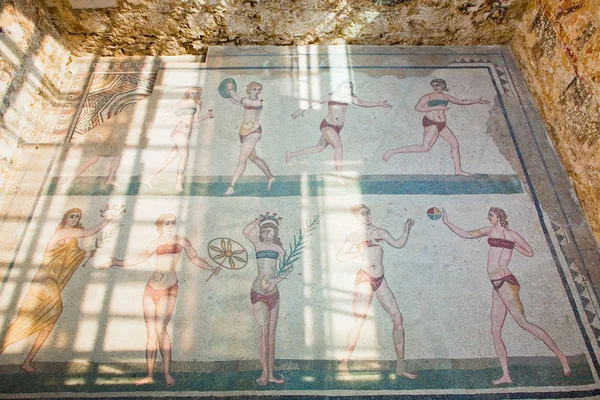 Tjejer i bikini - antika mosaik — Stockfoto