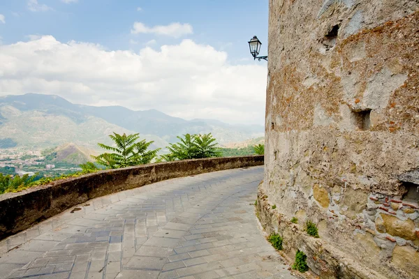 Vista sobre o vale da montanha do Castelo de Lauria em Castiglione di Sicilia — Fotografia de Stock