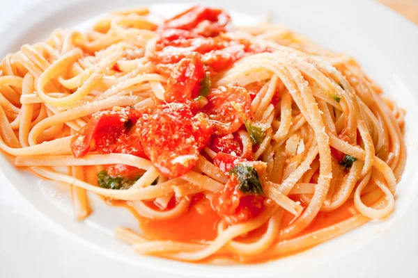 Спагетти с острым томатным соусом — стоковое фото