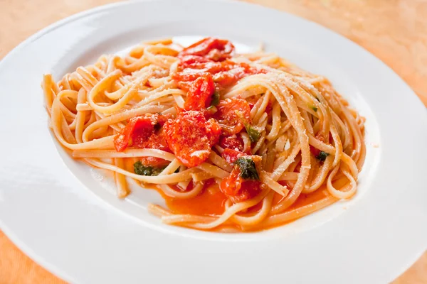 Spaghetti med krydret tomatsauce - Stock-foto