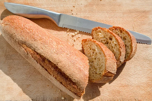 Bread knife and bread — Stock Photo, Image