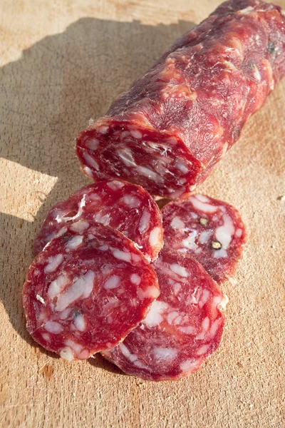 Итальянская колбаса на деревянной доске — стоковое фото