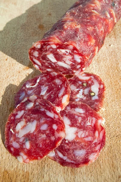 Нарезанная итальянская колбаса — стоковое фото
