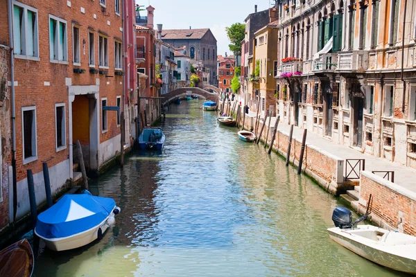 Канал, човни та міст у Венеції — стокове фото
