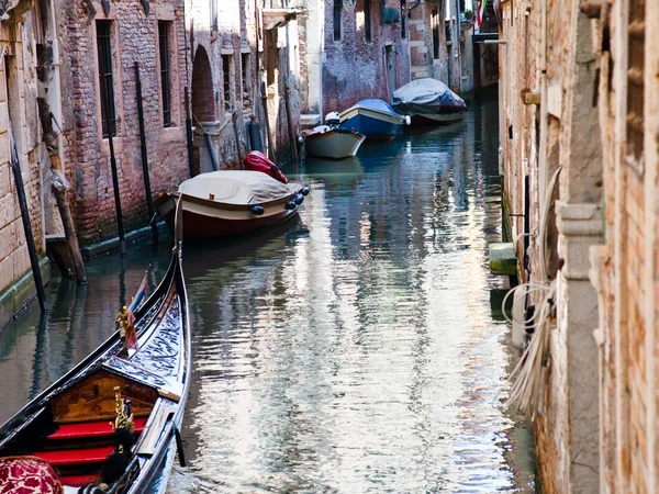 Κανάλι, γόνδολα, σκάφη στη Βενετία, Ιταλία — Φωτογραφία Αρχείου