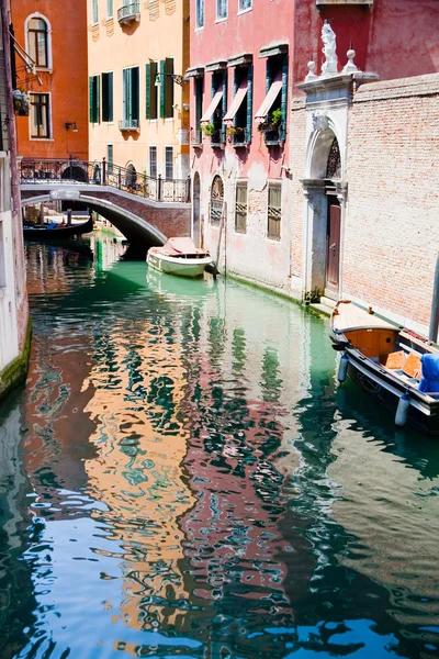 Canal, bateaux et pont à Venise — Photo