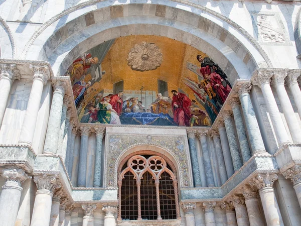 Золотая мозаика в воротах соборной базилики Сан Марко — стоковое фото