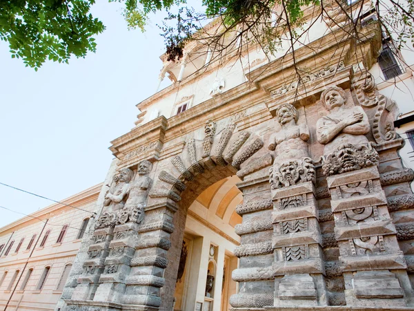 パレルモの典型的な市民会館Porta nuova - ιστορική μεσαιωνική θριαμβευτικό πύλη στο Παλέρμο — Φωτογραφία Αρχείου