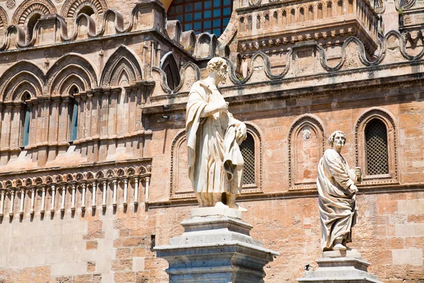Estatuas cerca de la Catedral de Palermo, Sicilia, Italia — Foto de Stock