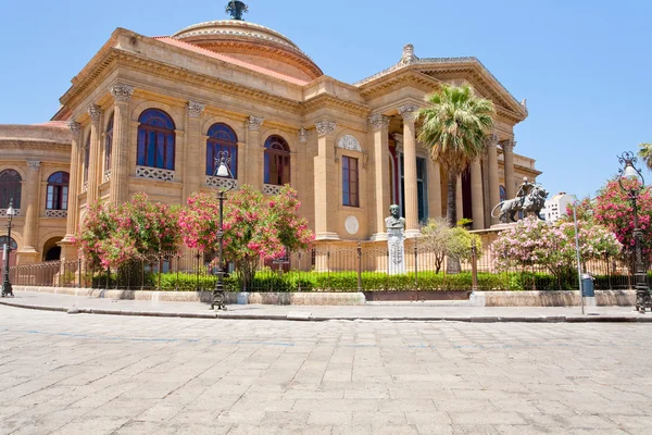 マッシモ劇場 - オペラ座広場にパレルモ、シチリア島のヴェルディ — ストック写真