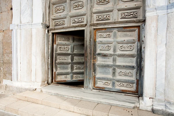 Ancient doors of medieval cathedral — Stock Photo, Image