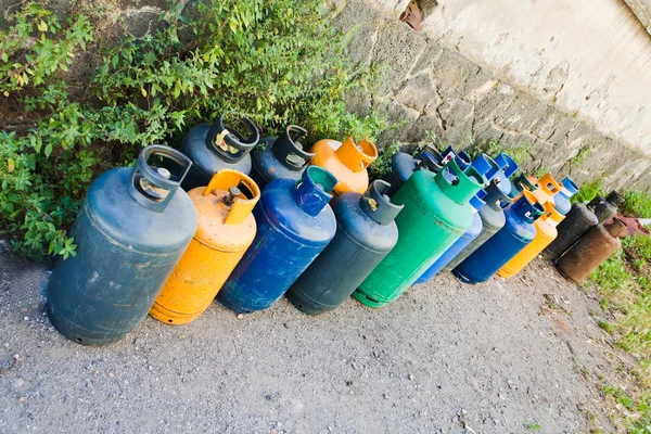 Gasflaskor på gatan — Stockfoto