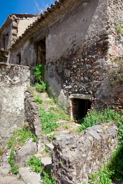 Maison de campagne en pierre médiévale abandonnée — Photo