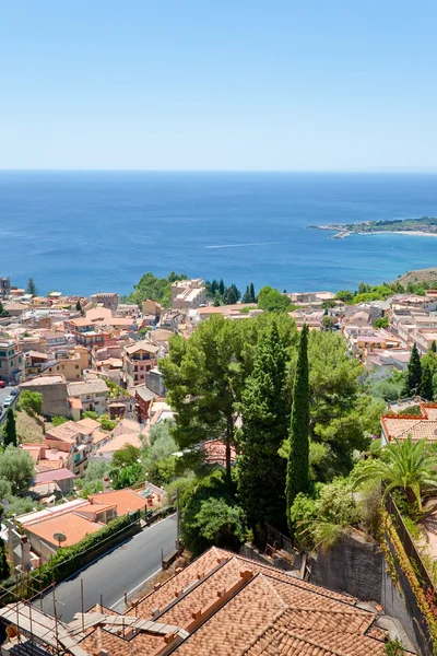 Visa på staden taormina på Joniska kusten, Sicilien — Stockfoto