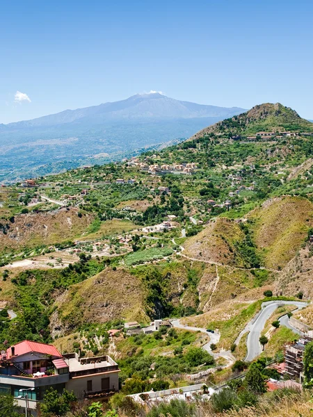 Etna a zemědělských zahradami na svahu kopce na Sicílii — Stock fotografie