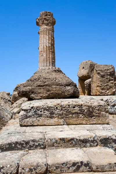 Dorian kolom van tempel in de vallei van de tempels in agrigento — Stockfoto