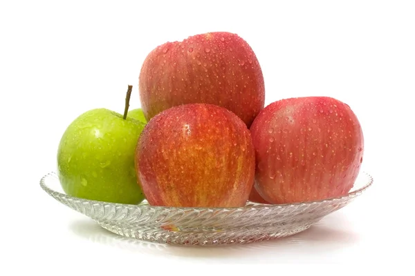 Πράσινο μήλο μεταξύ κόκκινο μήλοzelené jablko mezi červené jablko — Stock fotografie