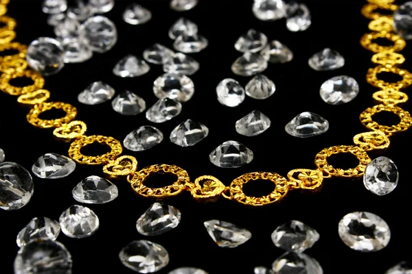 Zlatý náhrdelník s krystaly — Stock fotografie