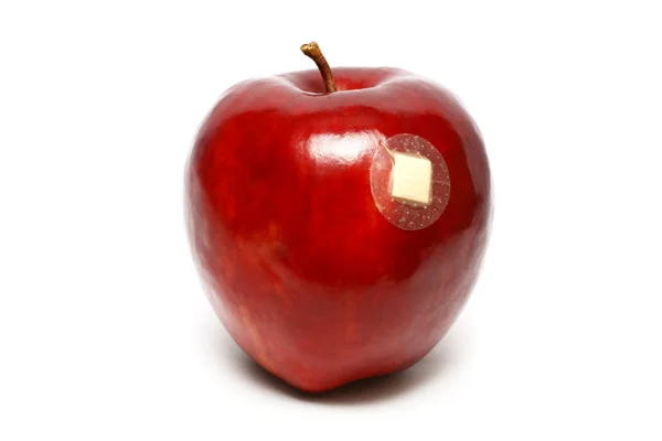 Manzana roja lesionada —  Fotos de Stock