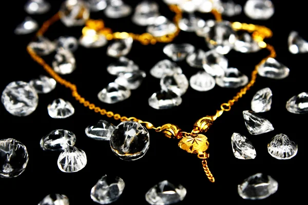 Zlatý náhrdelník a krystaly Royalty Free Stock Fotografie