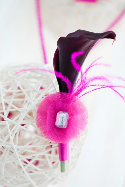 Décoration de mariée de sphère blanche avec boutonnière rose — Photo