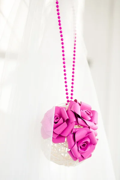Brautdekoration der Kugel mit rosa Blumen lizenzfreie Stockfotos