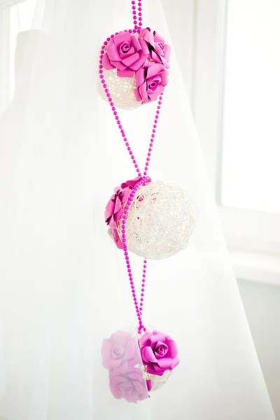 Brautschmuck aus Kugeln mit rosa Blüten Stockbild