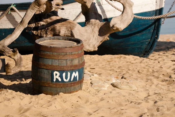 Fass Rum am Meeresufer Stockbild