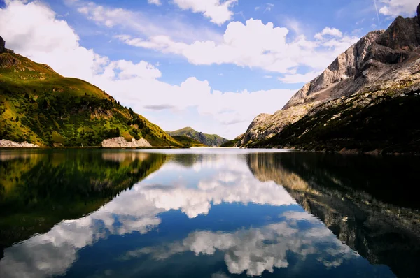Landscape of mountain and lake of Fedaia. — Stock Photo, Image
