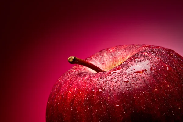 Червоне яблуко. Макро. на червоному градієнті — стокове фото