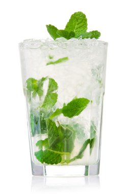 Beyaz bir mojito kokteyli izolasyonu