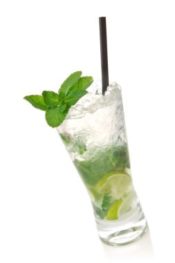 Beyaz bir mojito kokteyli izolasyonu