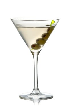 beyaz zemin üzerinde zeytinli martini