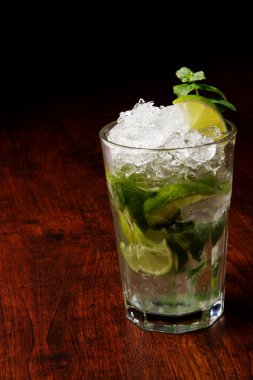 Mojito ahşap bir masaya kokteyl