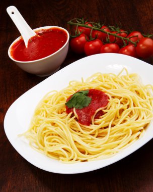 domates sosu, fesleğen ve rendelenmiş maydanoz ile makarna
