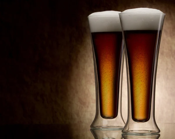 两个杯子的石头墙上啤酒 — 图库照片