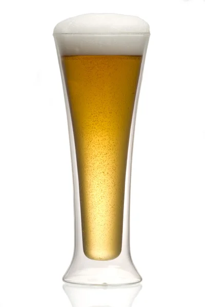白で隔離されるガラスにビール — ストック写真