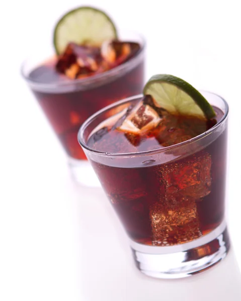 Cocktail med lime och cola på vit bakgrund — Stockfoto