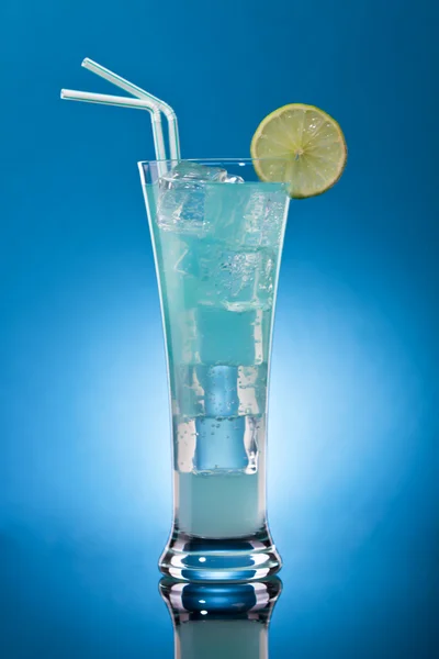蓝色泻湖鸡尾酒（浪漫，利口酒，柠檬新鲜 ) — 图库照片