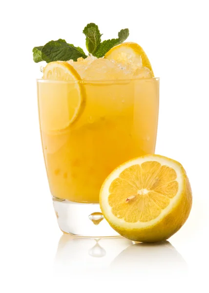 Erfrischender kalter Zitronencocktail vor weißem Hintergrund — Stockfoto