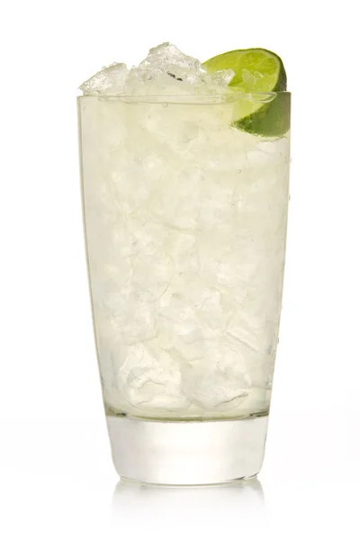 Cocktail com limão e isolamento de gelo em um branco — Fotografia de Stock