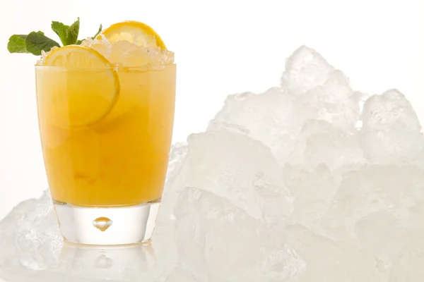Cocktail de limão frio refrescante contra um fundo branco — Fotografia de Stock