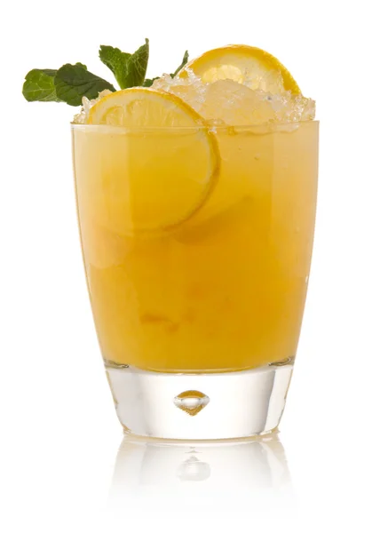 Освежающий холодный лимонный коктейль на белом фоне — стоковое фото