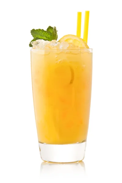 Refrescante cóctel de limón frío sobre un fondo blanco —  Fotos de Stock