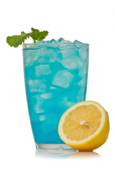 Blå caracao cocktail med lime och mynta — Stockfoto