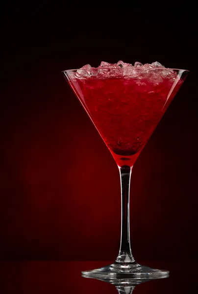 Bebida de coquetel cosmopolita em um gradiente vermelho — Fotografia de Stock