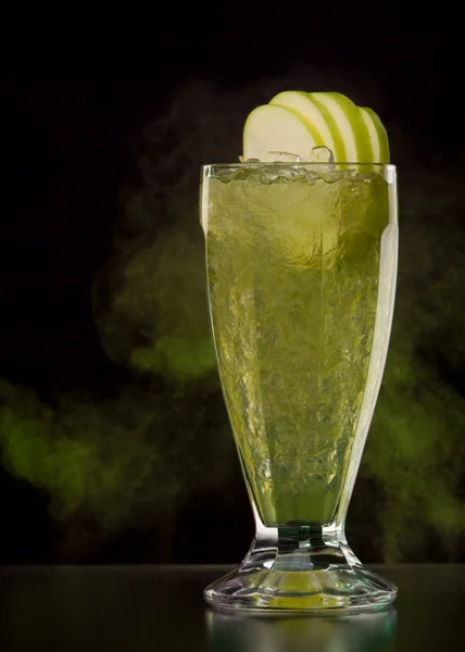 Cocktail mit Äpfeln und Eis — Stockfoto