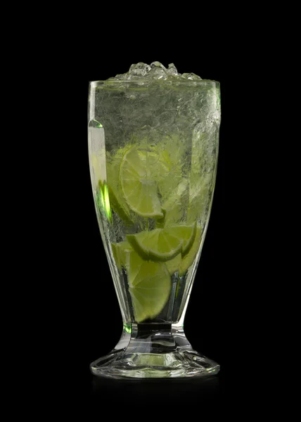 Cocktail con lime e ghiaccio — Foto Stock