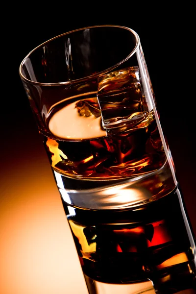 Viski ve buz küpü — Stok fotoğraf